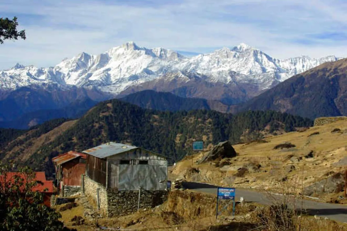 चोपता को भारत का मिनी स्विट्जरलैंड कहा जाता है. यह गांव तुंगनाथ मंदिर और चंद्रशिला ट्रैक के लिए बेस पॉइंट है. यहां की प्राकृतिक खूबसूरती, बर्फीले पहाड़ और शांत वातावरण विदेशी पर्यटकों के लिए किसी जन्नत से कम नहीं है. 