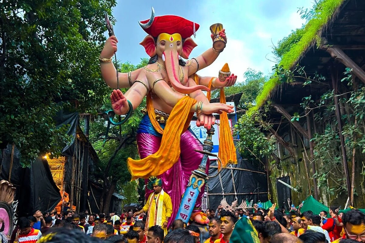 परेल चा राजा पंडाल की एक अलग खासियत है जो इस मंडल को सबसे अलग बनाता है, वो है इस मंडल द्वारा सजावट के जरिए हर साल किसी न किसी सामाजिक मुद्दे को उठाना और दुसरी खासियत यह है कि इस पंडाल में विराजे बप्पा दुसरो पंडालों से अलग खड़े अवस्था में होते हैं. इस पंडाल की शुरुआत 1947 में हुई थी जहां पहुंचने के लिए आपको सेंट्रल लाइन के परेल या फिर वेस्टर्न लाइन के प्रभादेवी रेलवे स्टेशन पर उतरना होगा.