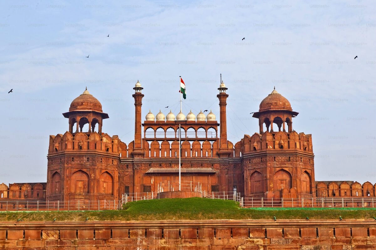 दिल्ली का लाल किला भारत की आन-बान शान और इसकी आजादी का प्रतीक रहा है. हर साल यह स्वतंत्रता दिवस के मौके पर देश के गौरव का गवाह बनता है. यह किला भारत के अनेकों स्वतंत्रता संग्राम और इससे जुड़े संघर्षो की कहानियों का प्रतीक है.