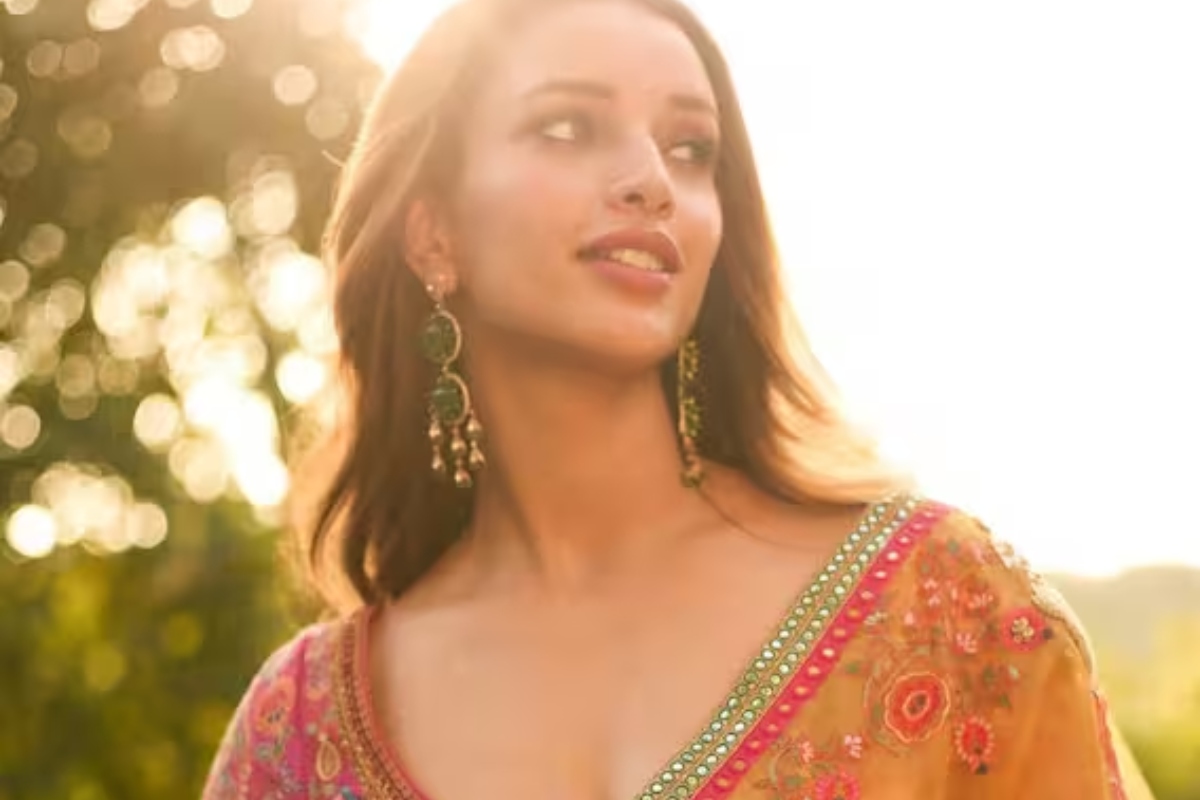 तृप्ति डिमरी ने फ्लोरल एंब्रॉयडरी वर्क में साड़ी पहनी है. साथ ही डायमंड स्टाइल ईयरिंग्स और मेकअप के साथ अपने इस लुक को कंप्लीट किया है. आप भी रक्षाबंधन पर लाइट वेट एंब्रॉयडरी वर्क साड़ी वियर कर सकती है. 