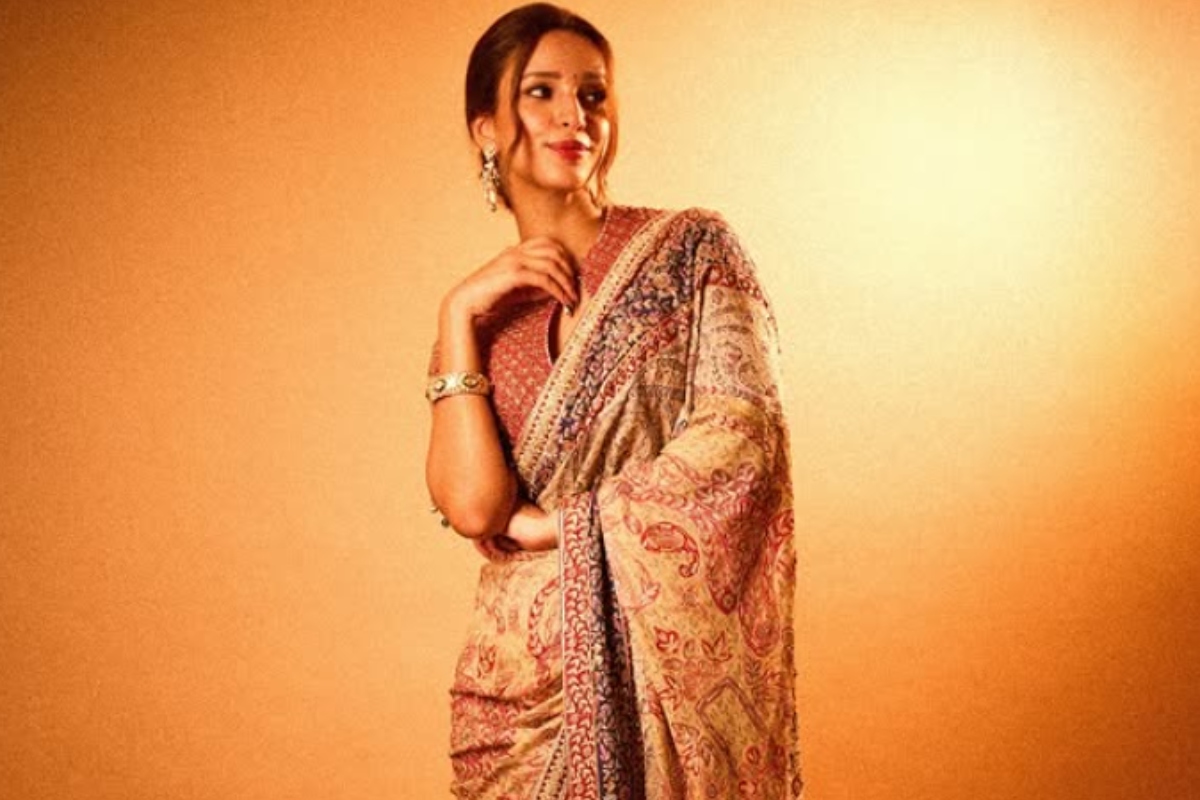 अगर आपको रक्षाबंधन पर खूबसूरत दिखना है तो तृप्ति डिमरी के इस तरह की गोल्डन साड़ी अपने वार्डरोब में शामिल कर सकती हैं. थ्रेड और प्रिंट से सजी इस तरह की साड़ी आप पर बेहद सुंदर नजर आएगी. 