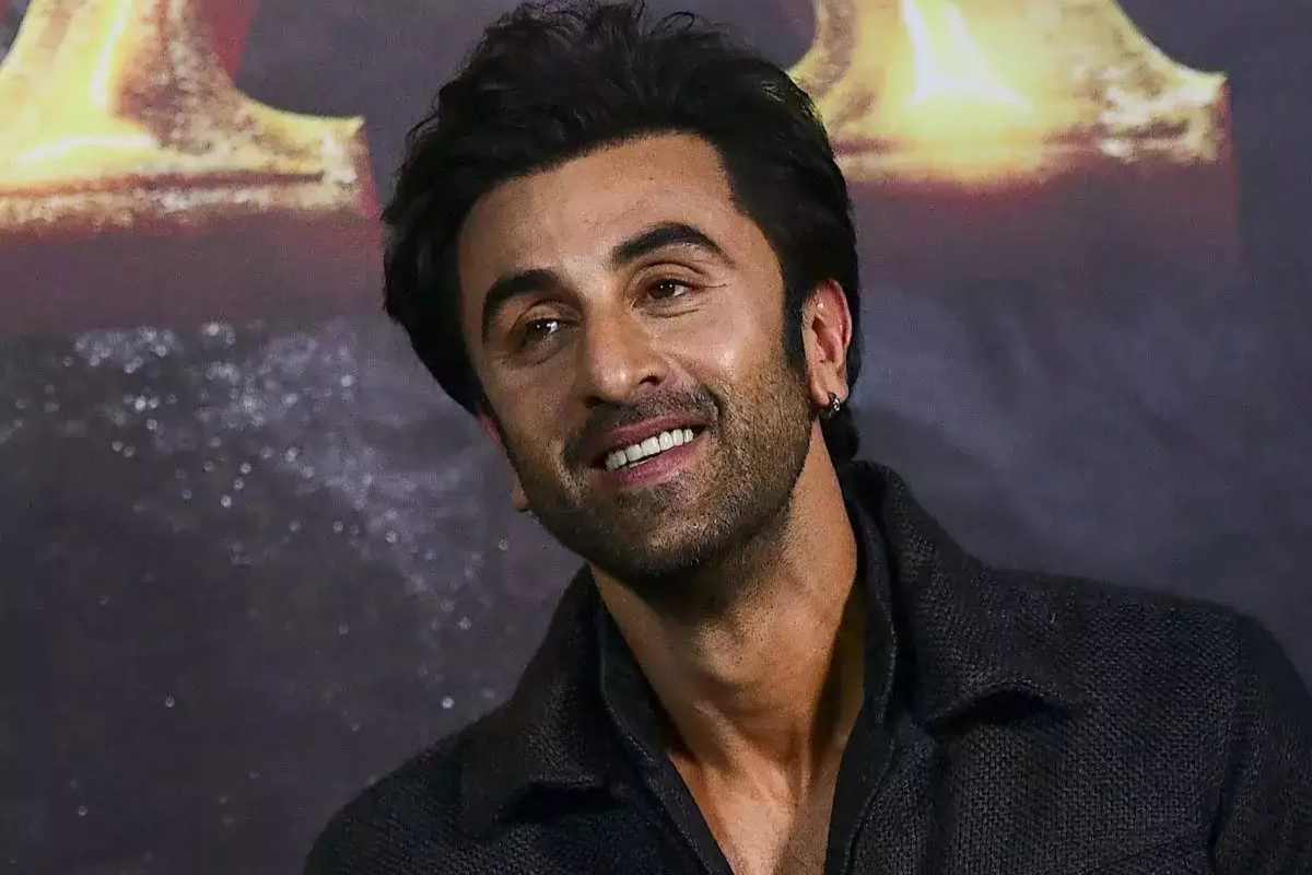 दरअसल हम बॉलीवुड के जिस स्टार किड के बारे में बात कर रहे हैं वह कोई और नहीं बल्कि रणबीर कपूर है. रणबीर कपूर बॉलीवुड एक्टर ऋषि कपूर और नीतू कपूर के बेटे हैं. यह हमेशा ही अपनी डेटिंग लाइफ को लेकर चर्चा में बने रहे हैं. तो आज हम रणबीर कपूर की डेटिंग लाइफ पर एक नजर डालेंगे कि उन्होंने अपनी शादी से पहले किन हसीनाओं को डेट किया है.
