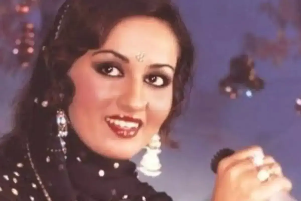 रीना का जन्म एक मुस्लिम परिवार में हुआ था. उनके पिता का नाम सादिल अली और मां का नाम शारदा रॉय था. 