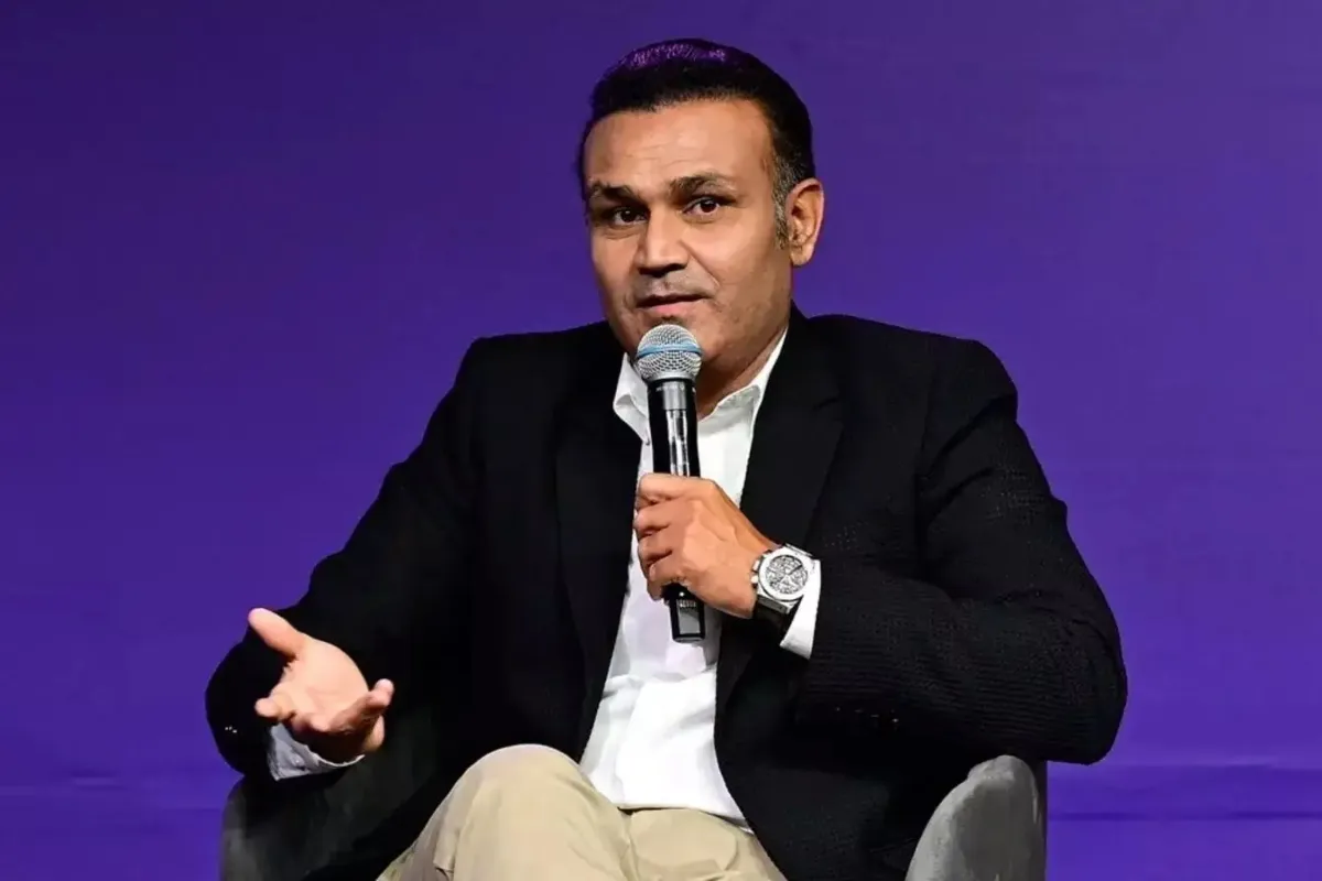 वीरेंद्र सहवाग अपनी तूफानी बल्लेबाजी के लिए काफी मशहूर है. उन्होंने अंतरराष्ट्रीय क्रिकेट के बाद कमेंट्री कोचिंग और ब्रांड प्रचार के जरिए भी अच्छी खासी कमाई की है. Adidas और Boost जैसे ब्रांड्स से उनका जुड़ाव लंबे समय तक रहा है. आज उनकी संपत्ति 334 करोड़ रुपये के आसपास है.