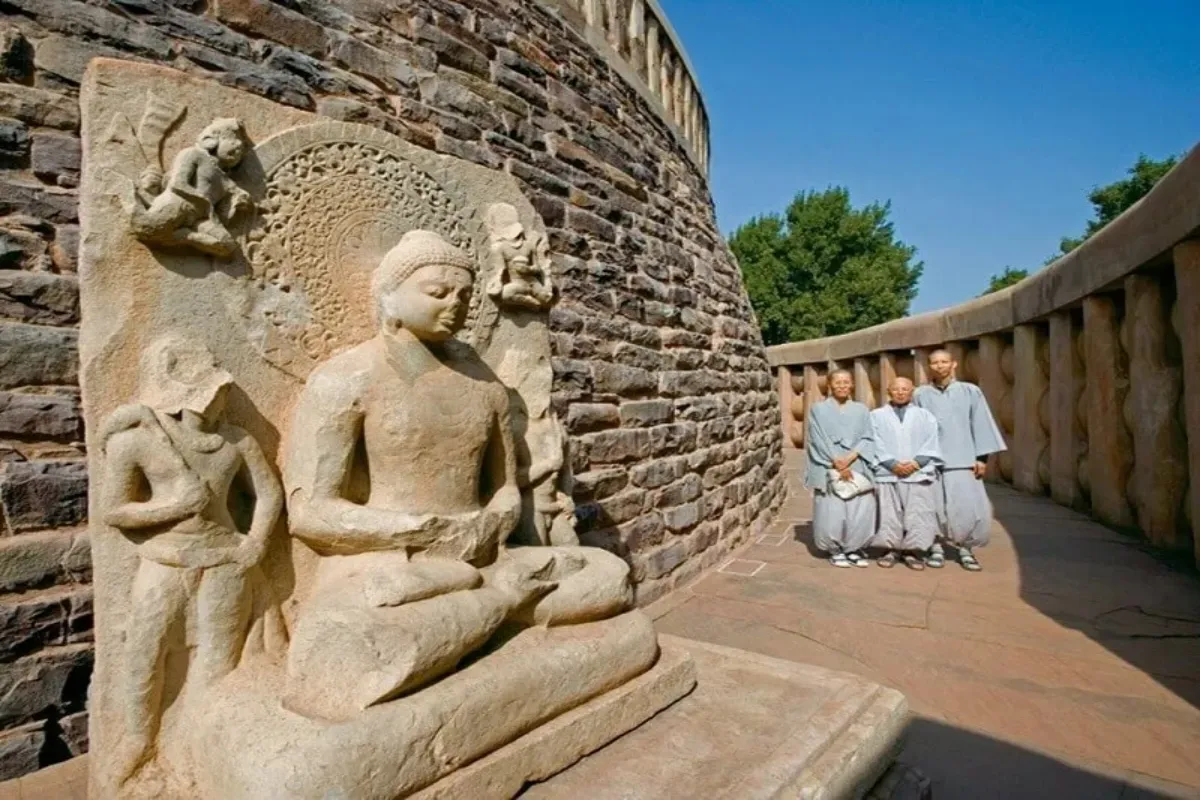भोपाल से लगभग 50 किलोमीटर दूर स्थित सांची, बौद्ध संस्कृति का जीता-जागता प्रतीक है. तीसरी सदी ईसा पूर्व में सम्राट अशोक द्वारा बनवाया गया सांची स्तूप जीवन, मृत्यु और मोक्ष के धम्मचक्र का प्रतीक है. इसके चारों ओर बने तोरण द्वारों पर बुद्ध की जातक कथाएं उकेरी गई हैं. यहां का अशोक स्तंभ और चार सिंह वाला राष्ट्रीय प्रतीक देखने लायक है.