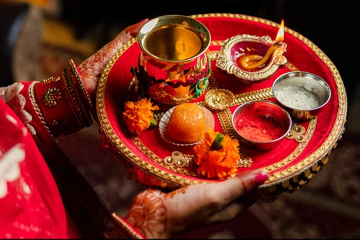 हरतालिका तीज पर ग्रहण करने वाली सरगी की थाली में फल, मिठाई, सुखे मेवे, फेणी आदि खाने की चीजें शामिल होती हैं. इसके अलावा, इसमें सिंदूर, 16 श्रृंगार की सामग्री, हरे लाल रंग कपड़े आदि शामिल होते हैं.
