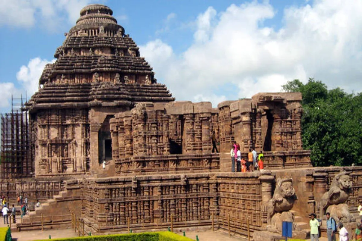 ओडिशा के समुद्री किनारे स्थित कोणार्क मंदिर एक अद्भुत स्थापत्य है जो कला, विज्ञान और अध्यात्म का संगम प्रस्तुत करता है. इसे 13वीं शताब्दी में गंगा वंश के राजा नरसिंहदेव प्रथम ने बनवाया था. मंदिर की दीवारों पर सूर्य उपासना से जुड़ी नक्काशियां आज भी वैसी की वैसी मौजूद हैं. इसके 12 विशाल पहिए धूपघड़ी के रूप में कार्य करते हैं, जो दिन के अलग-अलग समय को दर्शाते हैं.