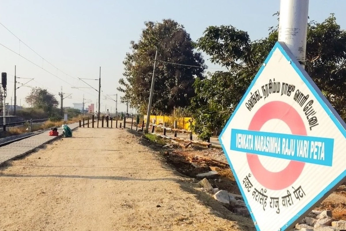 इस स्टेशन की तस्वीर या नाम सोशल मीडिया पर जब भी वायरल होती है, तो यूजर्स इसके नाम को लेकर कई मजेदार कमेंट करते हैं.