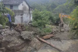एयरफोर्स की मदद मांगी गई, और भविष्य में प्रभावित इलाकों में भारी बारिश का 24 घंटे अलर्ट जारी किया गया.