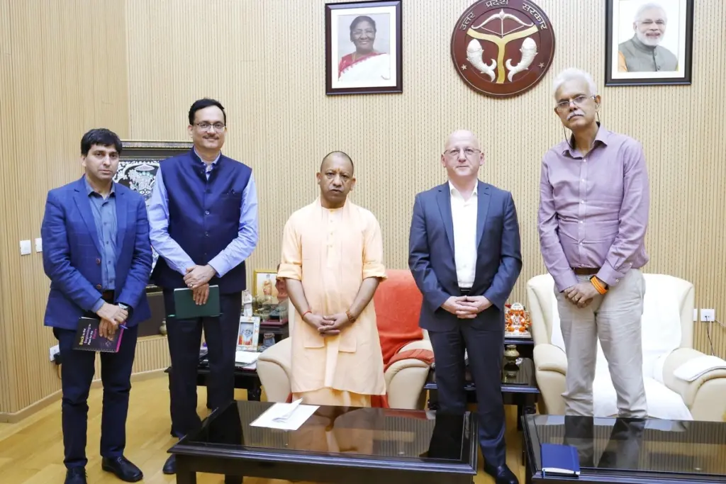 फोटो: नीरज शर्मा, कंट्री मैनेजर, भारत, (बाएं से पहले), रमन अब्रोल (बाएं से दूसरे), सुधांशु सिंह, निदेशक, IRRI (दाएं से पहले) CIP, पेरू के महानिदेशक डॉ. सिमोन हेक (दाएं से दूसरे)