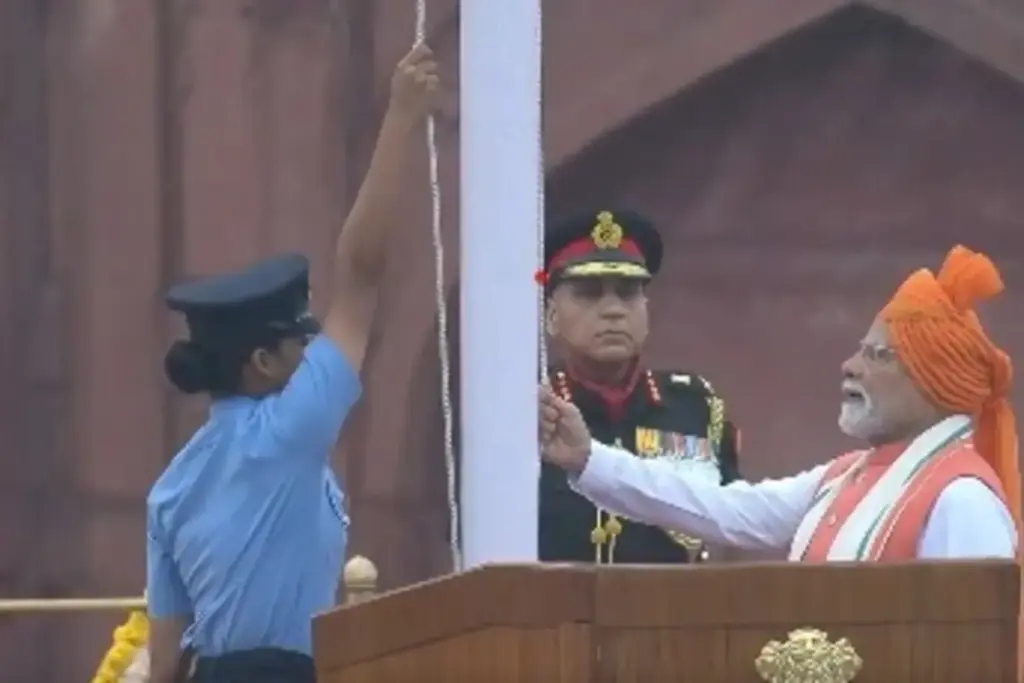 PM Modi ने फहराया तिरंगा