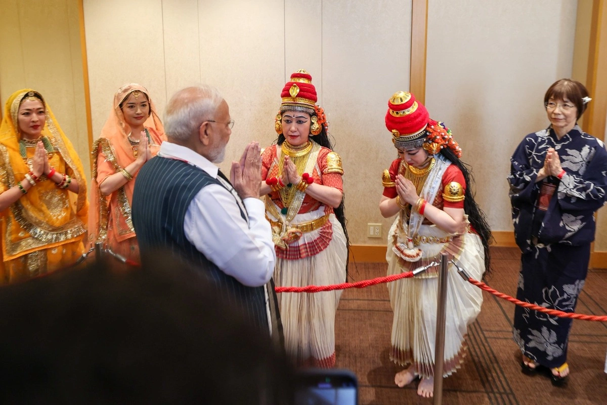 पीएम मोदी के जापान की राजधानी टोक्यो पहुचनें पर जापानी कलाकारों ने भारतीय वेशभूषा में गर्मजोशी के साथ उनका स्वागत किया. 