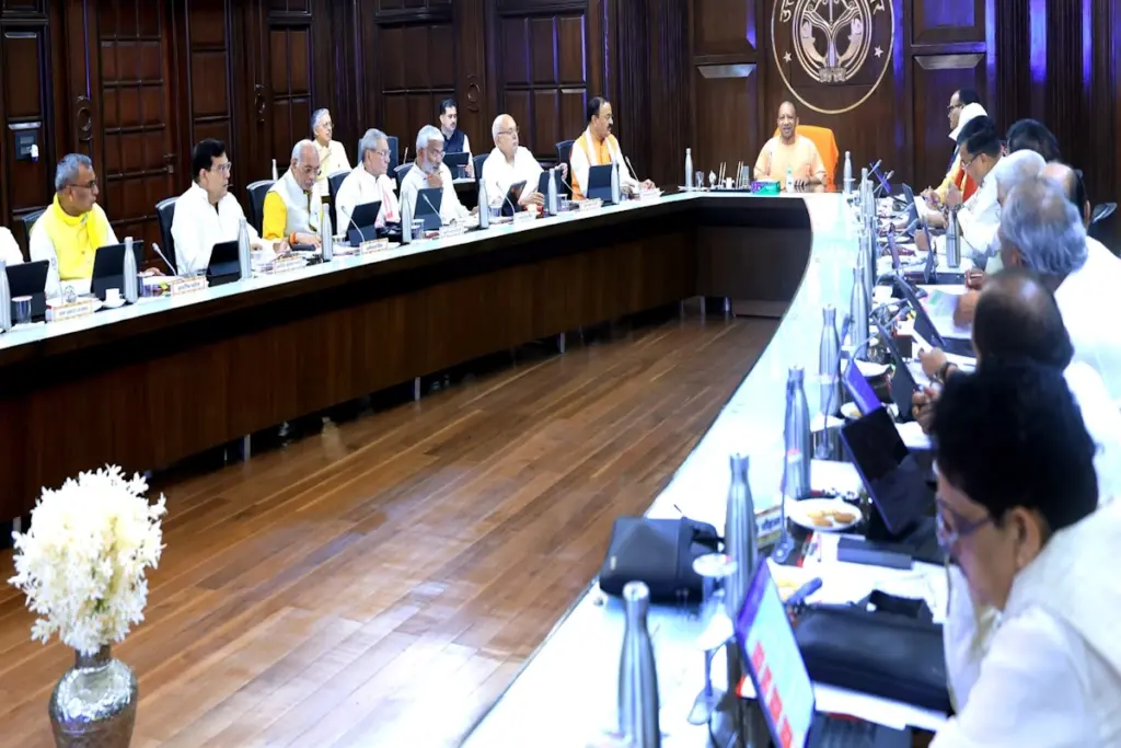 मुख्यमंत्री योगी आदित्यनाथ गुरुवार को लोकभवन, लखनऊ में कैबिनेट बैठक करते हुए