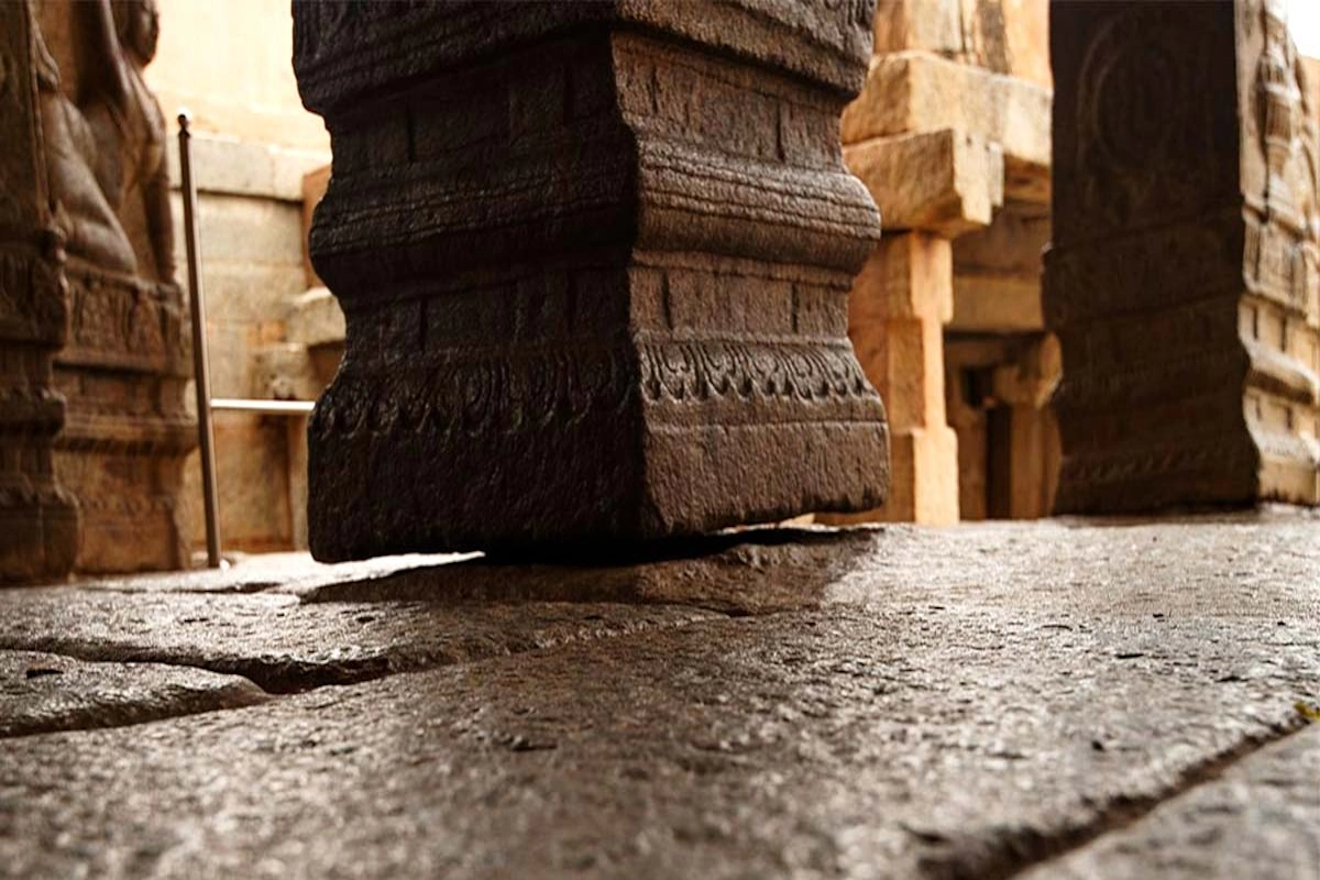 लटकता खंभा, आंध्र प्रदेश आंध्र प्रदेश के वीरभद्र मंदिर में एक खंभा ऐसा है, जो जमीन को छूता ही नहीं. लोग मानते हैं कि इसके नीचे से कपड़ा सरकाने पर शुभ आशीर्वाद मिलता है. ये खंभा बिना सहारे कैसे खड़ा है, ये सोचने वाली बात है.