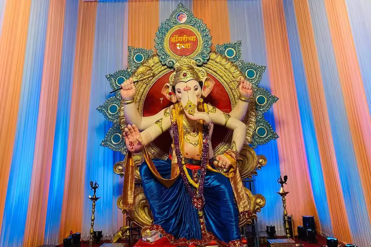 डोंगरी चा राजा पंडाल मुंबई के सबसे खूबसूरत पंडालों में से एक है. यहां तक पहुंचने के लिए आपकों सांताक्रुज रेलवे स्टेशन से उतरकर 15 से 20 मिनट की पैदल यात्रा करनी पड़ेगी जो भगवान की दर्शन की लालसा में बेहद आसानी से तय हो जाएगी. 