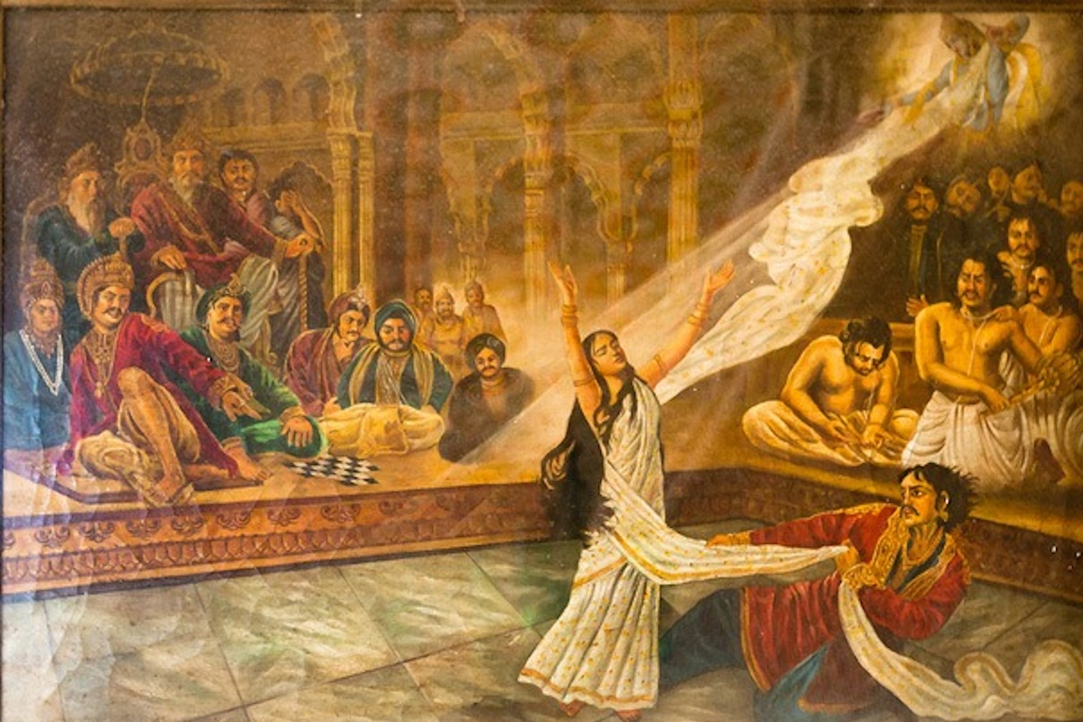 द्रौपदी के चीरहरण से सम्मान की रक्षा सभा में द्रौपदी का अपमान रोकने के लिए कृष्ण का चमत्कार दिखाता है कि आत्मसम्मान की रक्षा किसी भी युद्ध से बड़ी होती है.