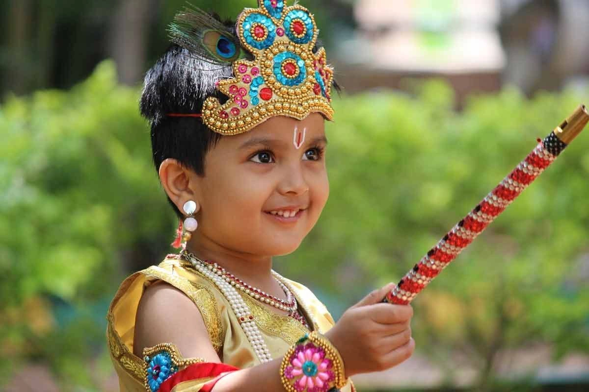 आप चाहे तो रंग-बिरंगे प्रिंटेड हरे राम, हरे कृष्णा वाले कुर्ता सेट भी अपने बच्चे को पहना सकते हैं. साथ में माला, कमरबंद, हाथ में बांसुरी हो. ये काफी कंफर्टेबल होने के साथ-साथ आपके बच्चे को पूरा लुक देगा.