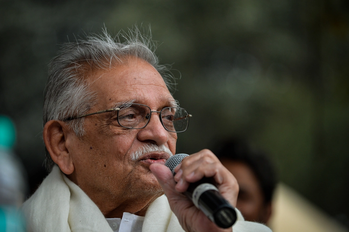 गुलजार की शायरी, गीत और नज्मों में बंटवारे का दर्द, दिल्ली की गलियों की खुशबू, और गालिब की रचनाओं की छाया मिलती है. उन्होंने खुद एक इंटरव्यू में कहा था कि वे खुद को कल्चरली मुसलमान मानते हैं, क्योंकि उनकी सोच में हिंदी और उर्दू दोनों की मिलावट है. यह बात उनकी लेखनी में भी साफ झलकती है. 