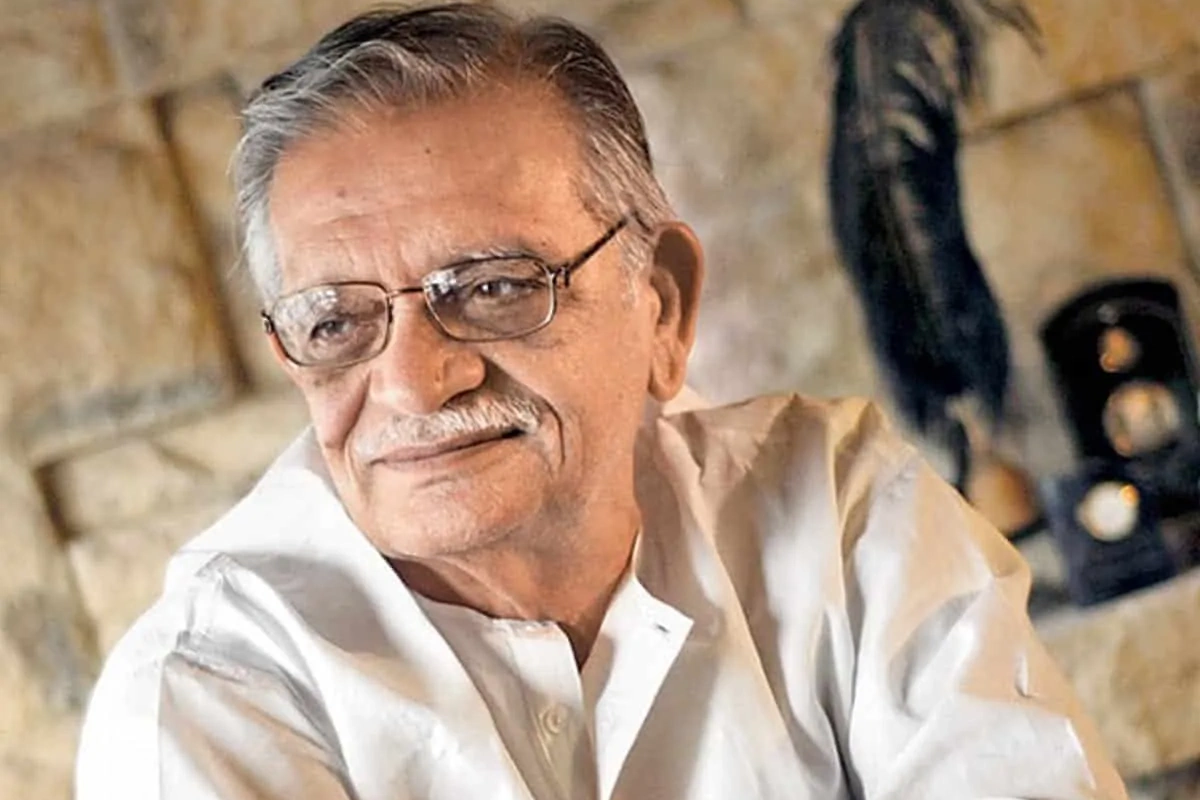 इंडस्ट्री में उनकी शुरुआत बतौर गीतकार 1963 में बिमल रॉय की फिल्म बंदिनी से हुई थी, जिसमें लिखा गया गाना मोरा गोरा रंग लइले आज भी उतना ही मासूम और गहरा लगता है जितना शायद तब लगता होगा. 