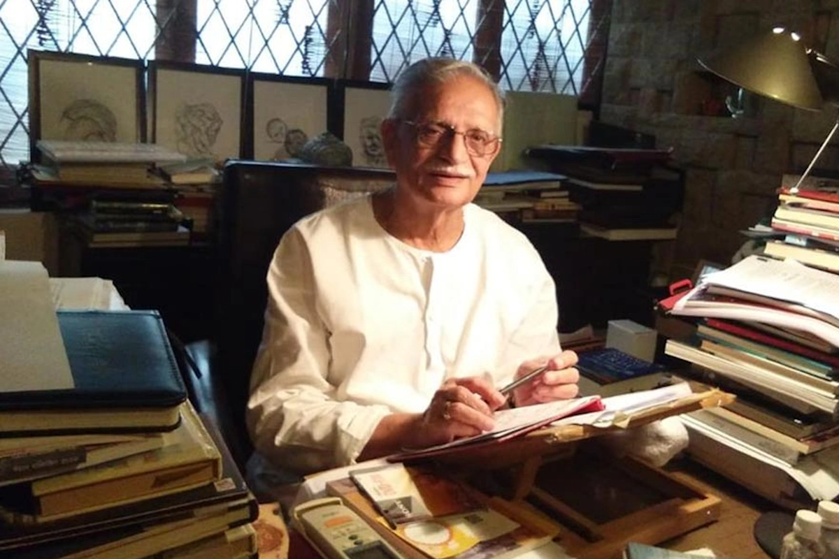Gulzar की केवल लेखनी ही नहीं, उनकी आवाज भी दमदार है. कई टेलीविजन विज्ञापनों और फिल्मों में उनके बोले डायलॉग किसी कविता की तरह लगते हैं. यही वजह है कि आज भी जब वह मंच पर कुछ बोलते हैं, तो लोग शांत होकर सिर्फ सुनते हैं और कह उठते हैं शिकवा नहीं.... 