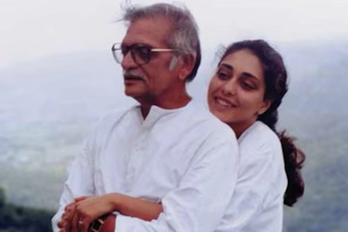 एक बार gulzar साहब की बेटी ने बताया था कि उन्होंने कभी उन्हें डांटा नहीं, लेकिन अनुशासन हमेशा बनाए रखा. गुलजार खुद मेघना को स्कूल के लिए तैयार करते, उनकी चोटी बनाते, जूते पॉलिश करते और समय निकालकर दोपहर साढ़े तीन बजे स्कूल से लेने भी जाते. उन्होंने ऐसा कोई काम नहीं छोड़ा जिससे मेघना को मां की कमी महसूस हो. 