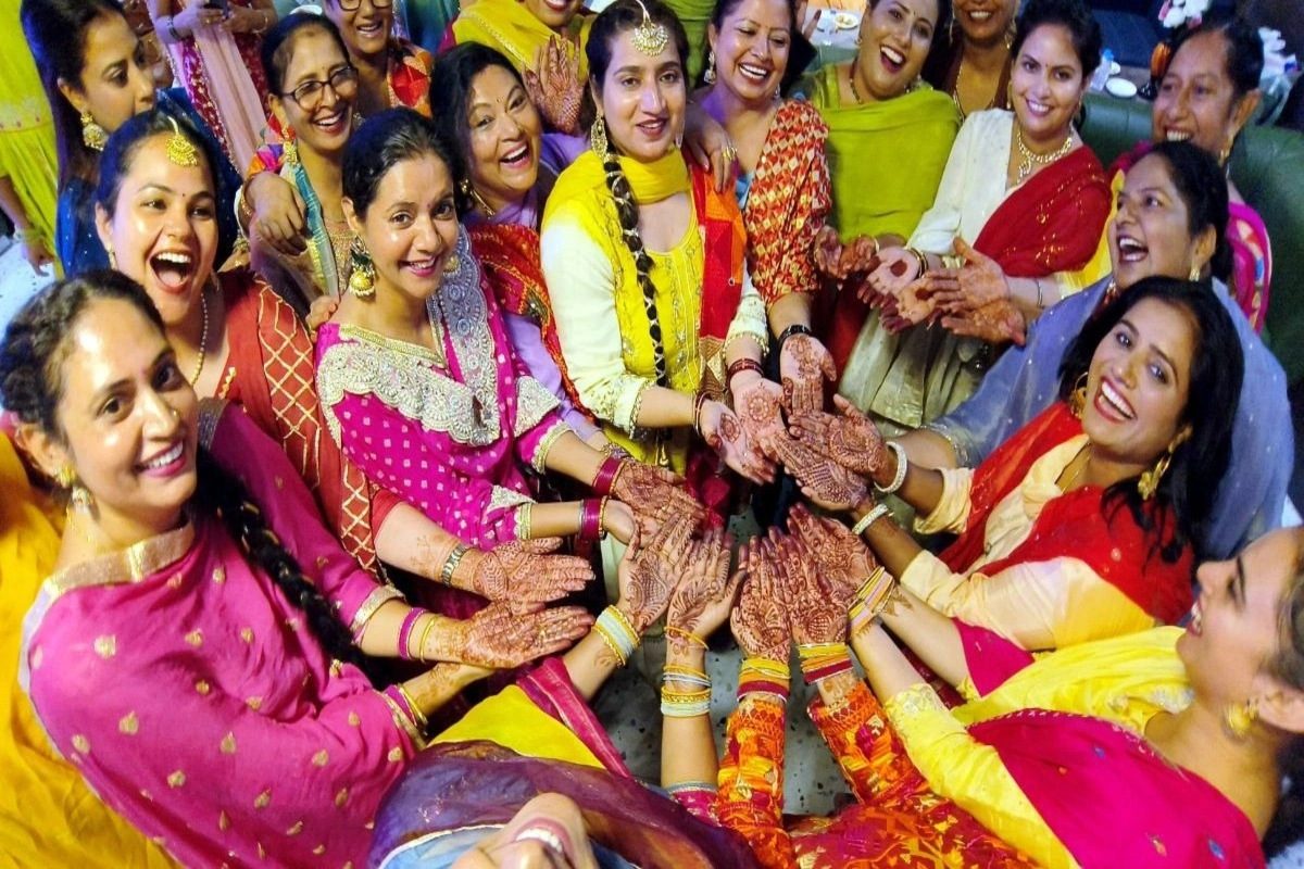 इस बार हरतालिका तीज का व्रत 26 अगस्त 2025 यानी कल को रखा जाएगा. इस व्रत को महिलाएं अपनी पति की लंबी उम्र के लिए रखती है जो विवाहित महिलाओं के लिए बहुत ज्यादा महत्व रखता है. इसमें महिलाएं निर्जला व्रत रखती है.