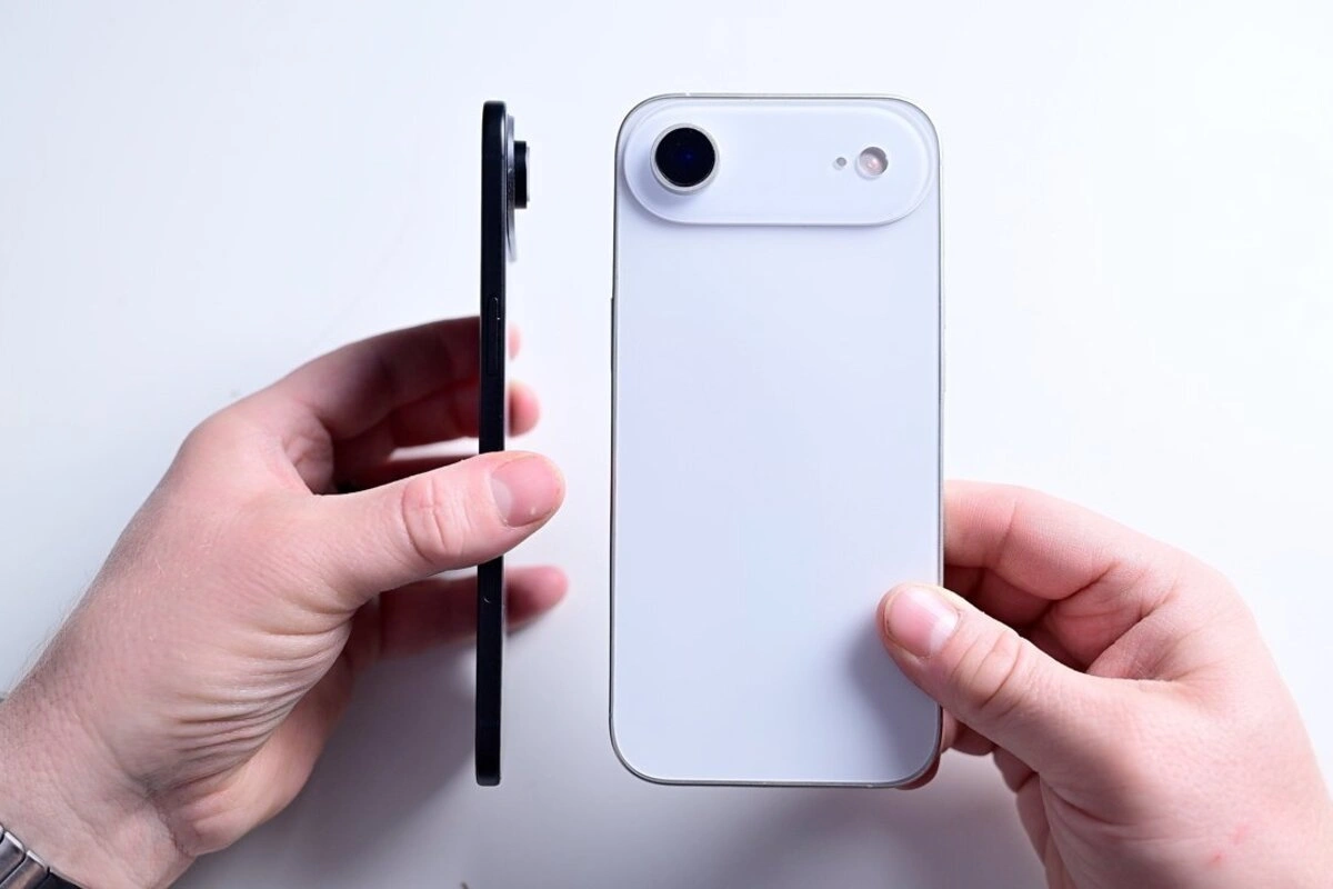 मीडिया रिपोर्ट और अफवाहों की माने, तो iPhone 17 सीरीज की डिजाइन्स में बड़ा बदलाव देखने को मिल सकता है, जिसमें स्क्रीन के चारों ओर की बेजल पहले से बहुत पतली हो सकती हैं. जो इस फोन को और भी स्मार्ट और स्टाइलिश बनाएगा. इसलिए iPhone 16 के बजाय iPhone 17 लेना फायदेमंद होगा. 