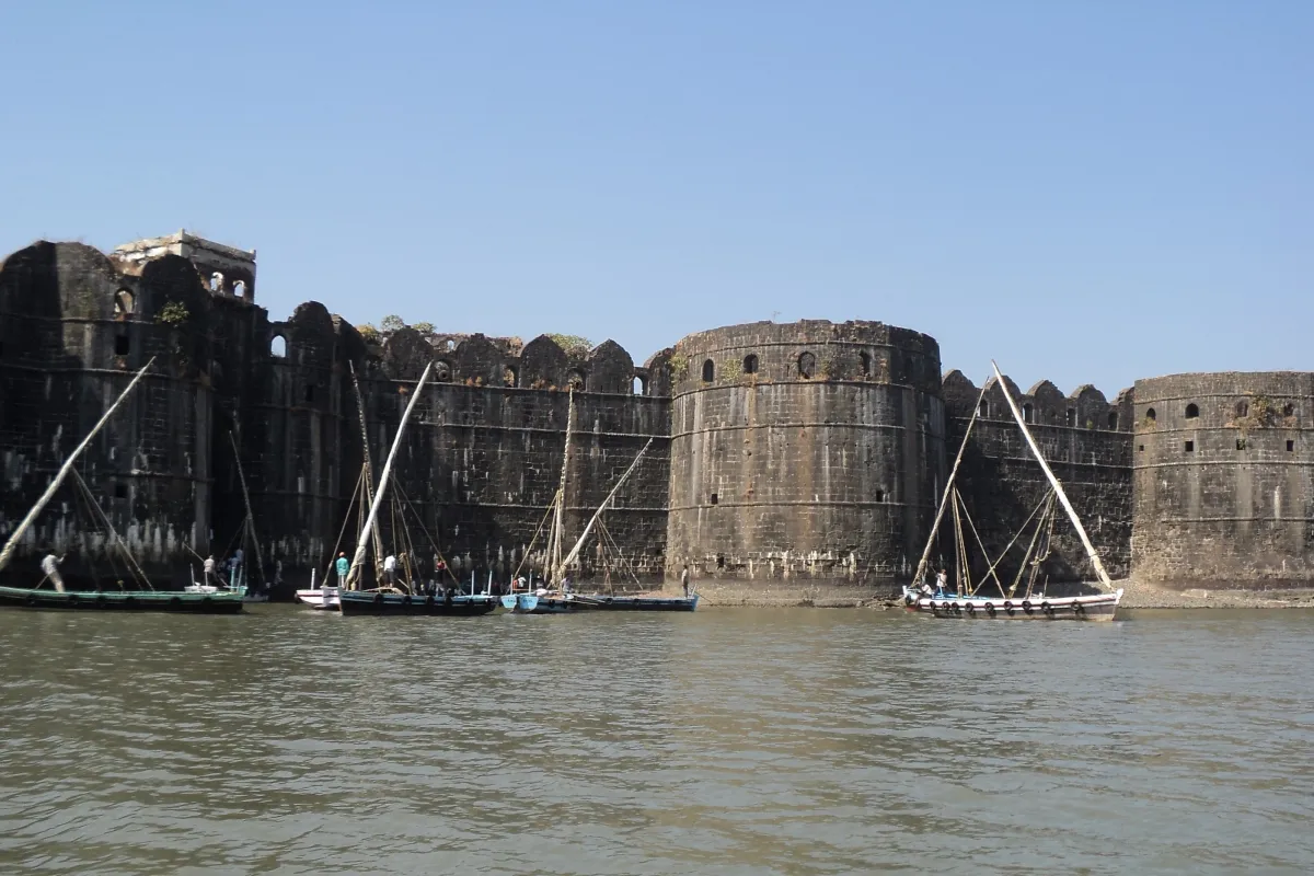 यह किला सिद्दीकी शासकों की राजधानी रहा. यहां कुल 20 सिद्दी शासकों ने राज किया. किले के बीच शाह बाबा का मकबरा, बड़े तालाब और मजबूत परकोटे हैं. माना जाता है कि कभी यहां पूरा नगर बसा हुआ था.