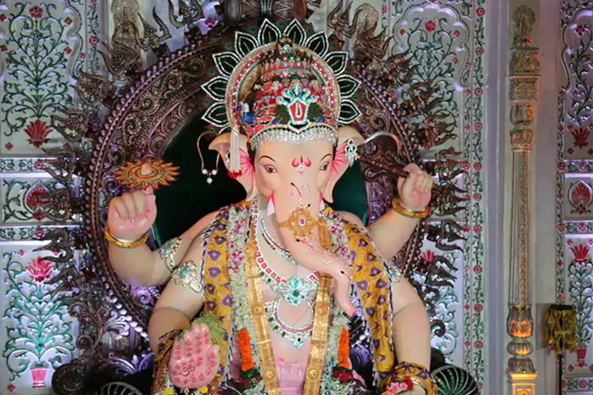 खेतवाड़ी का राजा पंडाल- खेतवाड़ी इलाके में हर गली में गणपति विराजे जाते है, लेकिन गली नंबर 12 में विराजमान होने वाले गणपति सबसे ज्यादा प्रसिद्ध है. इस पंडाल की शुरुआत 1959 में हुई थी और 2000 में यहां गणेश भक्तों द्वारा 40 फीट ऊंची गणेश प्रतिमा विराजमान की गई थी जिसने इस पंडाल को प्रसिद्धस बना दिया. सह पंडाल वेस्टर्न लाइन के चर्नी रोड या सेंट्रल लाइन के सैंडहर्स्ट रोड स्टेशन से उतरकर 15 मिनट पैदल दूरी पर हैं.