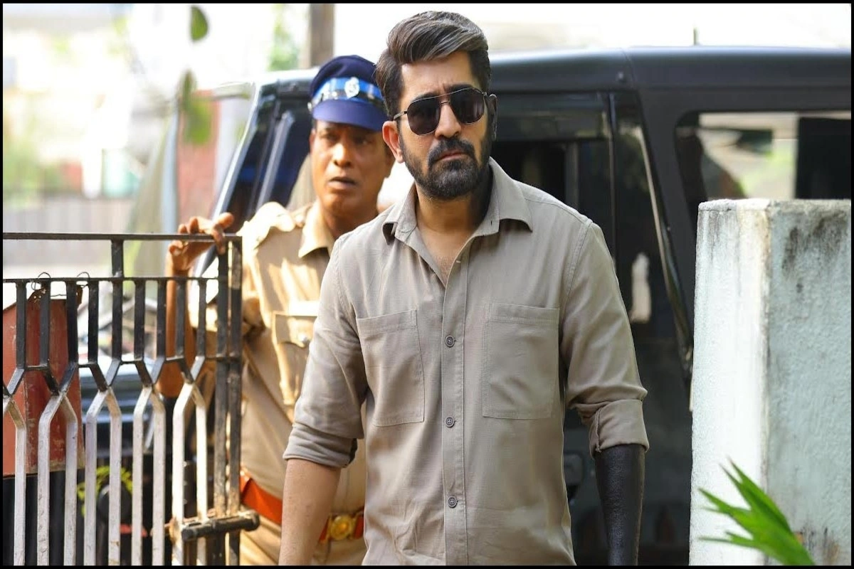 इसकी कहानी मुंबई पुलिस के एक सिपाही पर बेस्ड है जो एक सीरियल किलर की तलाश में होता है, जो बहुत ही खतरनाक होता है.