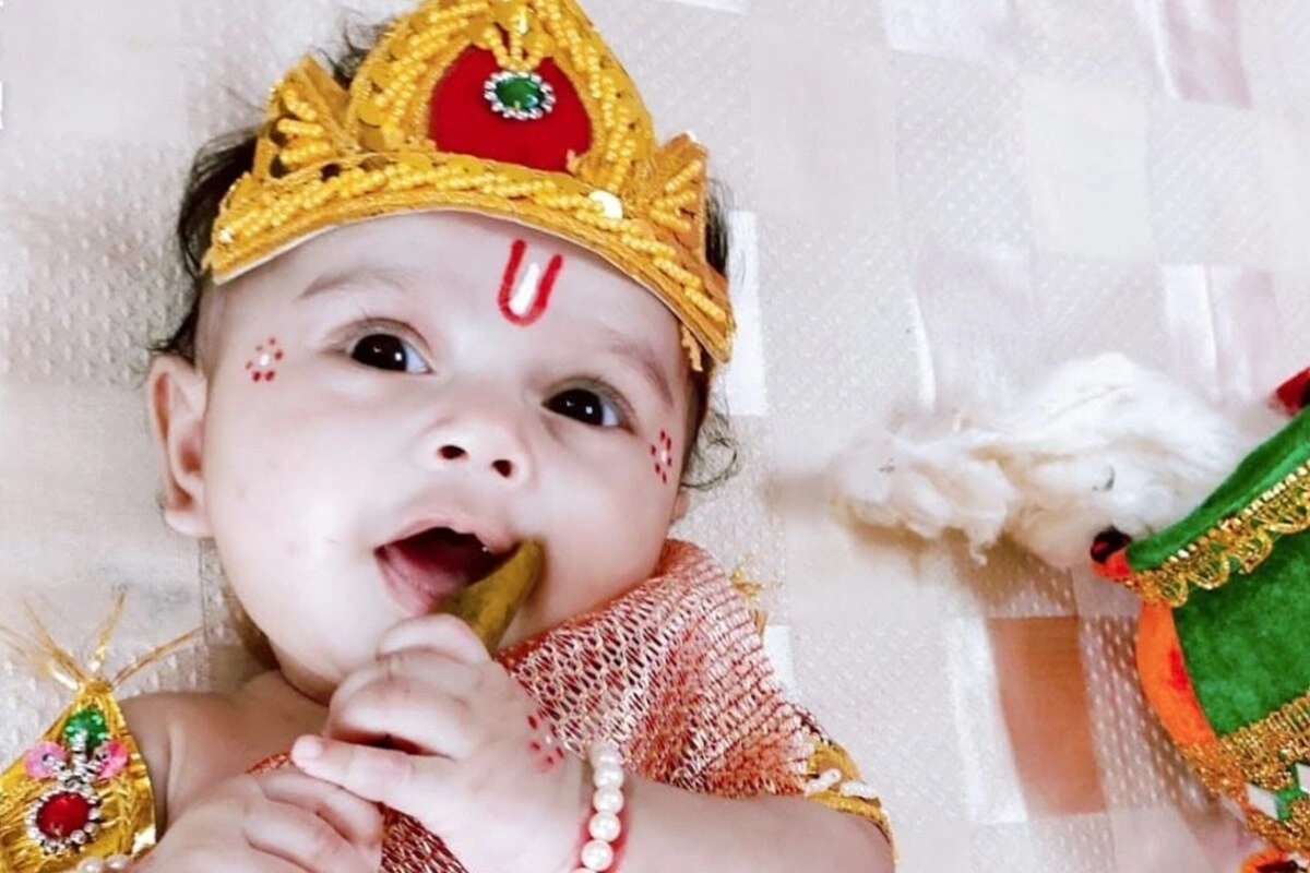 आप बच्चे को नटखट और माखनचोर लुक भी दे सकते है जिसमें सिंपल पीली धोती के साथ गले में मक्खन की छोटी से मटकी टांगे, सिर पर मोर मुकुट और हाथ में बांसुरी लिए हो, इस लुक को और बेहतर करने के लिए मुंह पर थोड़ सा मक्खन लगा दें. ये लुक बेहद ही क्यूट और प्यारा लगेगा. 