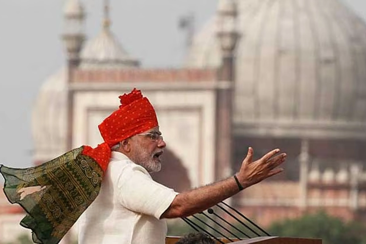 2014: पहली बार प्रधानमंत्री के रूप में लाल किले पर आए तो मोदी ने लाल और हरे रंग की पारंपरिक राजस्थानी पगड़ी पहनकर शुरुआत की. सफेद चूड़ीदार और हाफ-स्लीव कुर्ते के साथ उनका लुक सीधा-सादा लेकिन दमदार दिखा. 