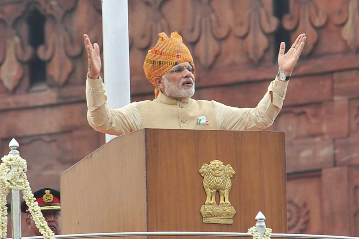 2015: इस साल उन्होंने पीली पगड़ी पहनी, जिस पर लाल और हरे रंग की क्रॉस डिज़ाइन थी. इसमें शाही अंदाज और पारंपरिक खूबसूरती दोनों साफ झलक रहे थे. 