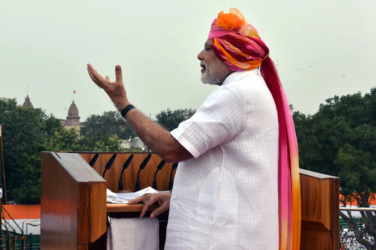 2016: गुलाबी और पीले रंग की टाई-एंड-डाई पगड़ी ने उस साल के लुक को काफी फेस्टिव बना दिया. दूर से ही इसकी चमक लोगों का ध्यान खींच रही थी. 