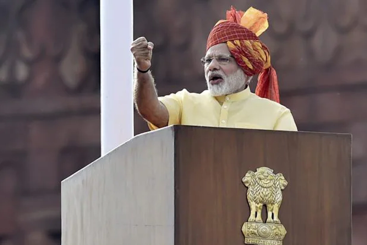 2017: पीली पगड़ी पर गोल्डन और लाल रंग का क्रिस-क्रॉस पैटर्न, इस साल मोदी का लुक रॉयल और पारंपरिक, दोनों का मिश्रण था. 