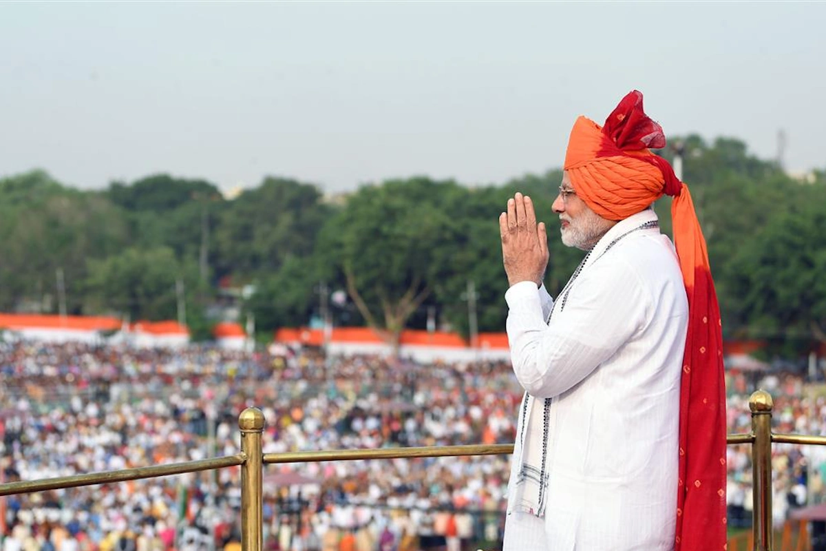 2018: पूरा केसरिया रंग और उस पर लाल पैटर्न वाली पगड़ी, जिसकी लंबी पूंछ हवा में लहर रही थी. यह लुक जोश और ऊर्जा का प्रतीक लगा. 