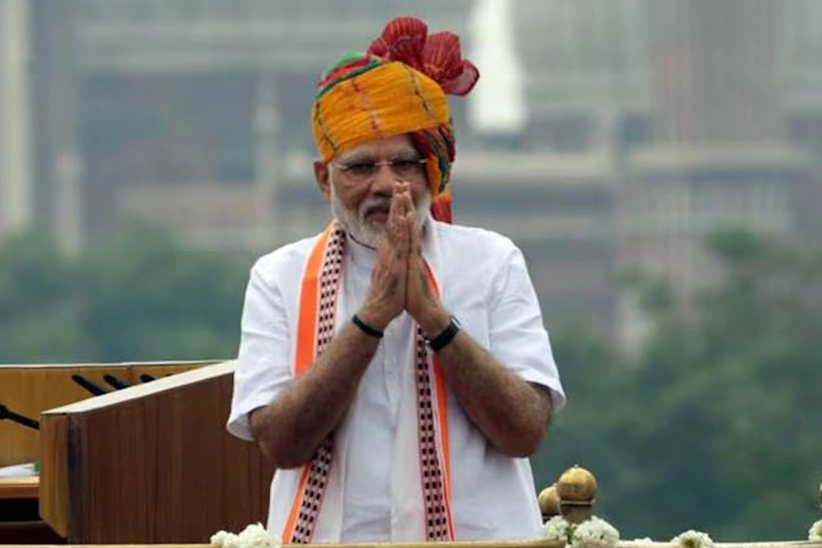 2019: पीला, लाल, हरा और संतरी, चारों रंग एक साथ. इस मल्टी-कलर पगड़ी को ‘हेरिटेज टर्बन’ कहा गया, जो भारत की विविधता का खूबसूरत उदाहरण थी. 