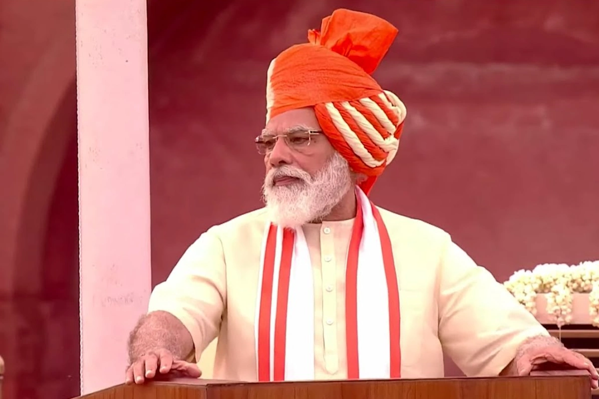 2020: कोविड के समय मोदी ने केसरिया और क्रीम रंग की पगड़ी चुनी. सादगी और पहचान दोनों का मेल इसमें साफ नजर आया. 