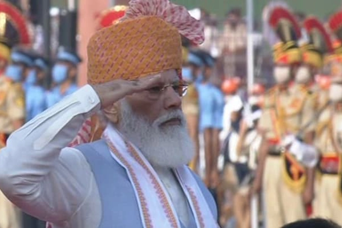 2021: केसरिया पगड़ी पर लाल पैटर्न और पीछे गुलाबी पूंछ, ब्लू जैकेट और स्टोल के साथ यह कॉम्बिनेशन हटके और खास था. 