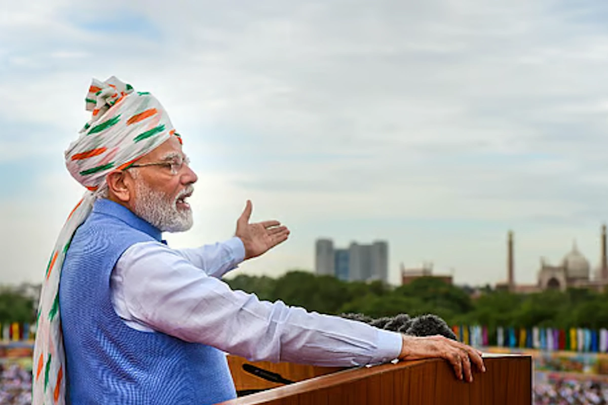 2022: तिरंगा थीम वाली पगड़ी, सफेद पर केसरिया और हरे रंग की स्ट्राइप्स, जो सीधे-सीधे भारतीय ध्वज का एहसास दिला रही थीं. 