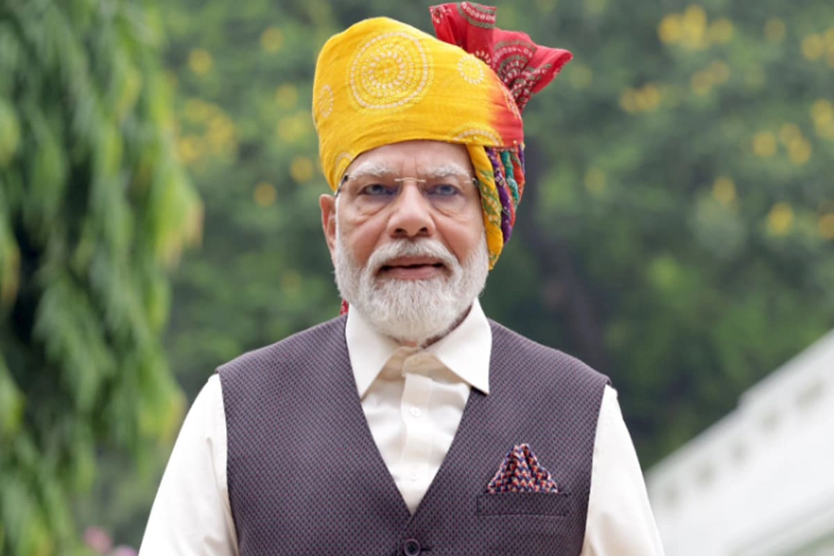 2023: मल्टी-कलर बांधनी प्रिंट की पगड़ी, जिसमें पीला, हरा और लाल रंग था. ऑफ-व्हाइट कुर्ता-चूड़ीदार के साथ यह लुक पारंपरिक और मॉडर्न दोनों लगा. 