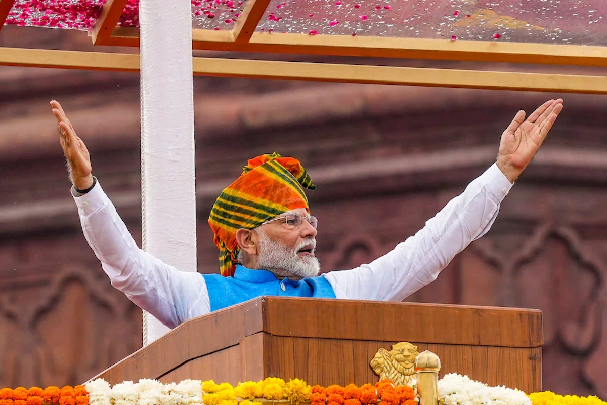 2024: लहरिया पैटर्न का साफा, जिसमें नारंगी, पीला और काला रंग था. आसमानी जैकेट के साथ इस लुक में ताजगी और ऊर्जा झलक रही थी. 
