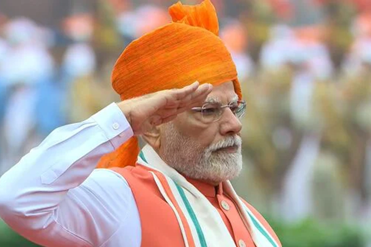 2025: इस साल मोदी ने भगवा रंग की पगड़ी, सफेद कुर्ता और भगवा वेस्ट कोट पहना, साथ में तिरंगा स्टोल. भगवा रंग त्याग, वीरता और ऊर्जा का प्रतीक है, जो नए भारत की प्रेरणा का संदेश दे रहा है. 