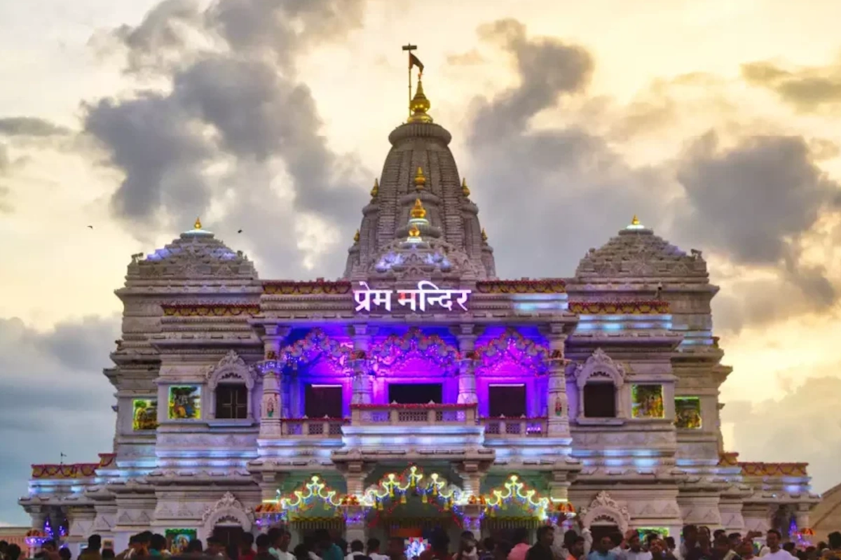 मंदिर की बाहरी दीवारों और स्तंभों पर राधा-कृष्ण की लीलाओं की सुंदर झांकियां बनी हैं. गोवर्धन लीला, कालिया नाग दमन और झूलन लीला जैसी कहानियों को जीवंत चित्रण के रूप में देखा जा सकता है. यह दृश्य हर उम्र के दर्शक को आकर्षित करता है. 