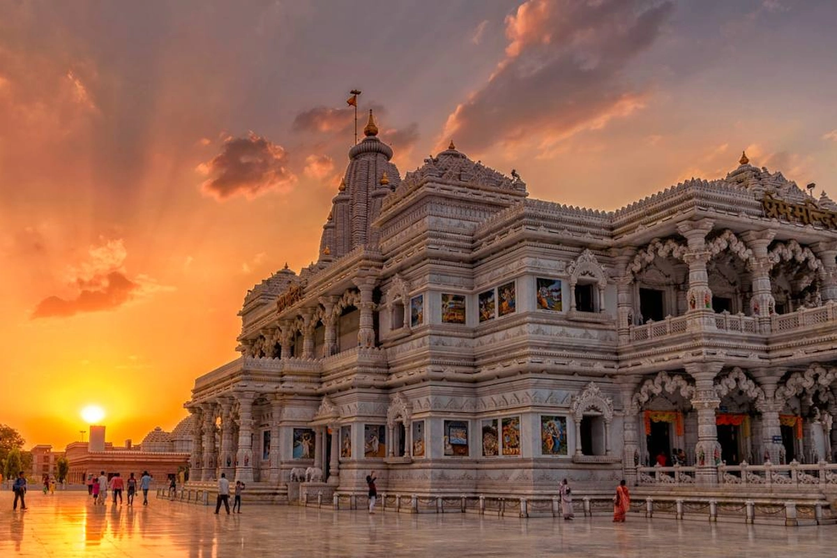प्रेम मंदिर से लगे विशाल सत्संग हॉल में एक समय में 25,000 लोग एक साथ बैठ सकते हैं. गुंबदनुमा इस भवन की भव्यता इसकी छत और अंदर की नक्काशी में साफ झलकती है, जो आध्यात्मिक कार्यक्रमों के लिए अत्यंत उपयुक्त स्थल है. 