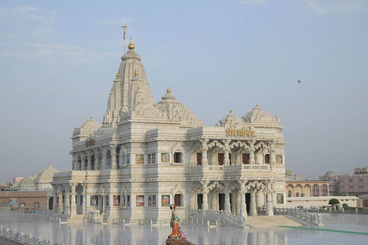 यह मंदिर न केवल श्रद्धालुओं, बल्कि विदेशी पर्यटकों के बीच भी बेहद लोकप्रिय है. कई विदेशी भक्त इसे अपनी spiritual calling बताते हैं. दीवाली, जन्माष्टमी और होली पर यहां की भक्ति-भरी रोशनी और सजावट देखने हजारों लोग खिंचे चले आते हैं.