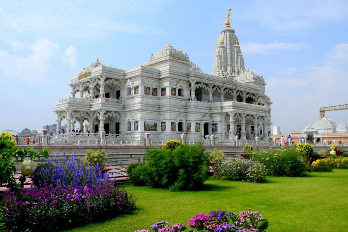 प्रेम मंदिर की सबसे पहली झलक ही आंखों को सुकून देती है. 54 एकड़ में फैले इस मंदिर का हर कोना संगमरमर की सुंदरता और भक्ति की भावना से ओतप्रोत है. 125 फुट ऊंचा यह मंदिर, दूर से देखने पर दूध जैसे सफेद रंग में नहाया लगता है. 