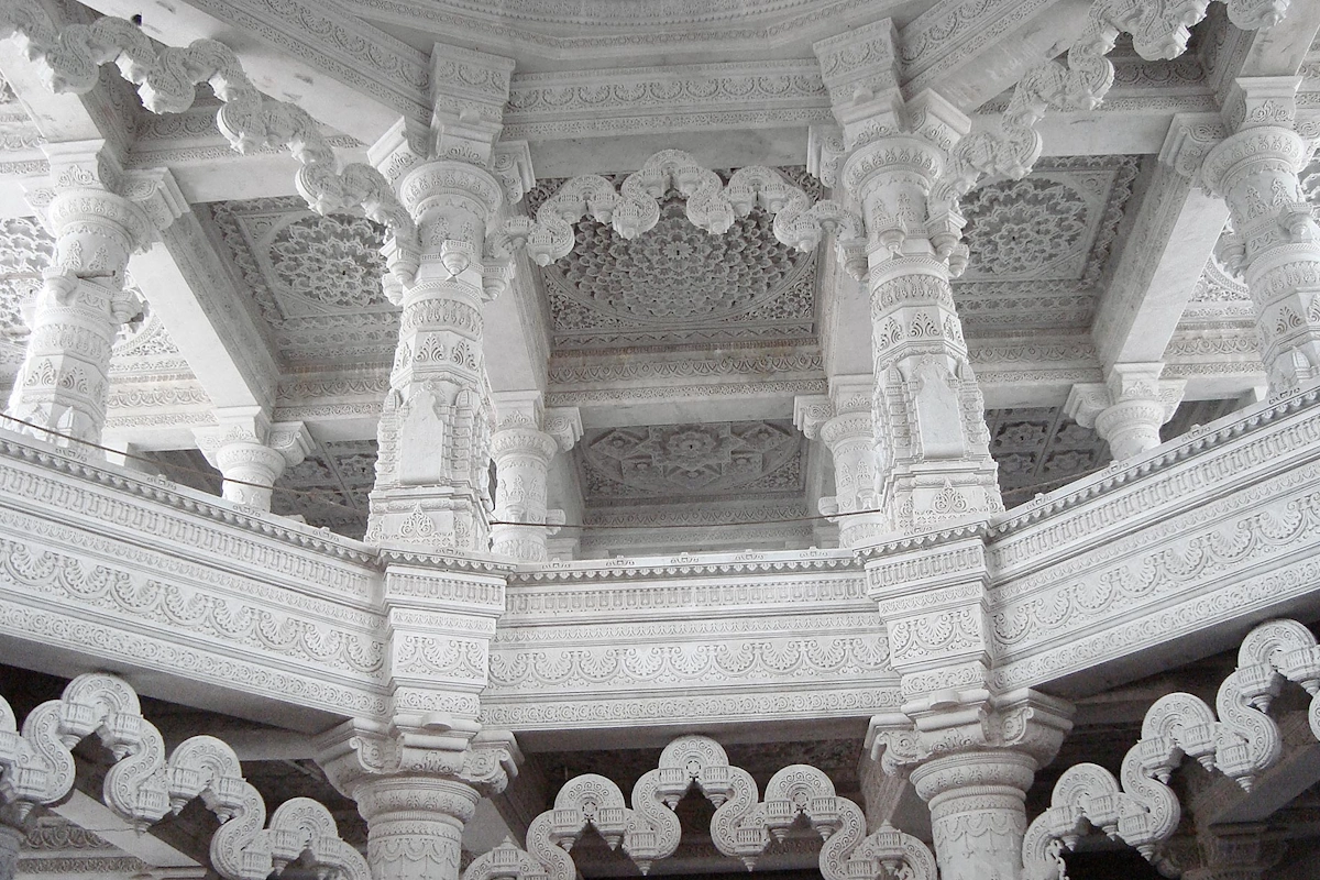 मंदिर के अंदर प्रवेश करते ही भव्य फूल बंगला, श्री राधा-कृष्ण और सीता-राम की मूर्तियाँ भक्तों का मन मोह लेती हैं. संगमरमर की चिकनी स्लेटों पर लिखे “राधा गोविंद गीत” के दोहे भक्तों को ध्यान और ज्ञान की गहराइयों में ले जाते हैं. 