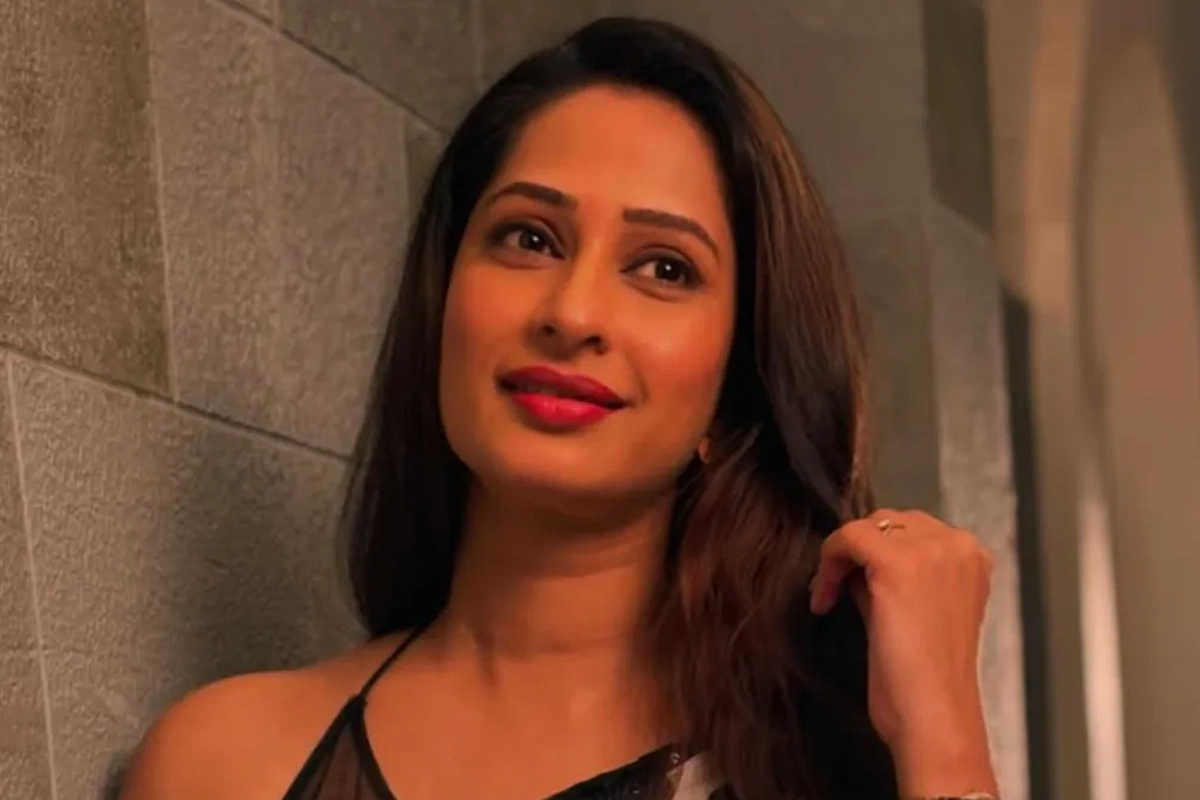 छोटे पर्दे के बाद Priya Marathe ने फिल्मों में भी कोशिश की, 2008 में हिंदी फिल्म हमने जीना सीख लिया और 2017 में गोविंद निहलानी की मराठी फिल्म ती आणि इतर में उनका रोल दर्शनीय रहा. अपने काम के साथ-साथ प्रिया ने 2012 में अभिनेता शांतनु मोगे से शादी की; दोनों का साथ फिल्म-टेलीविजन सर्किल में मिसाल माना जाता था.