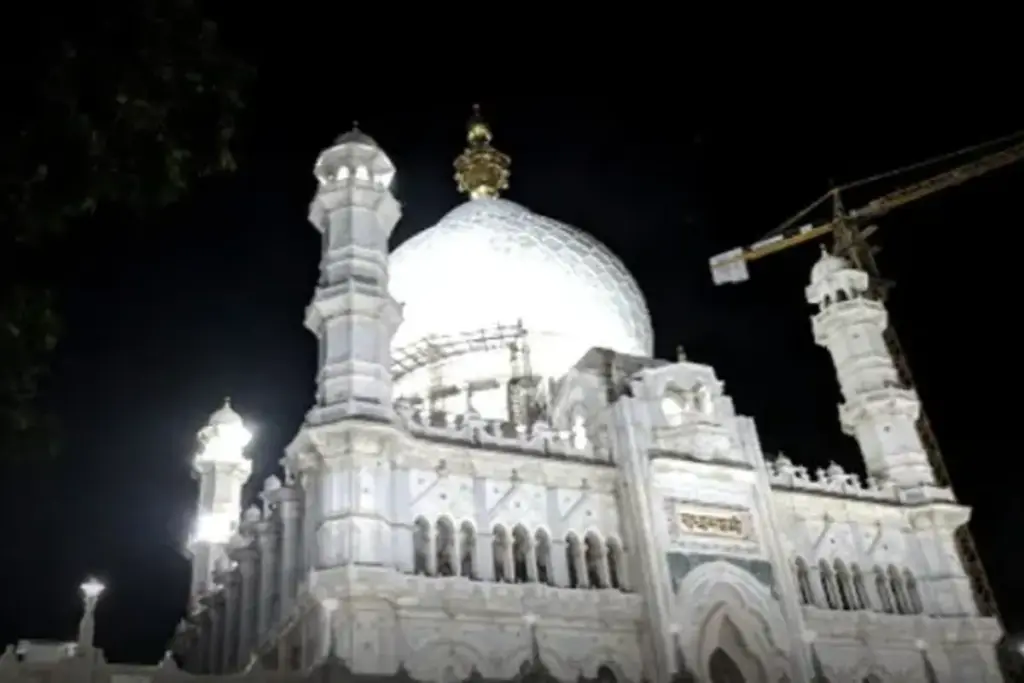 ताजमहल से ज्यादा खुबसूरत, आगरा के Dayalbagh में 120 सालों में बनकर तैयार हुआ मंदिर, सोने-चांदी का हुआ है इस्तेमाल - भारत एक्सप्रेस
